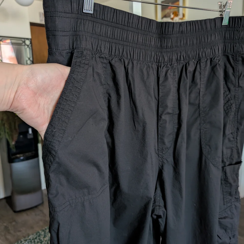 Aerie Black Cargo Pants - Picture 2 of 10